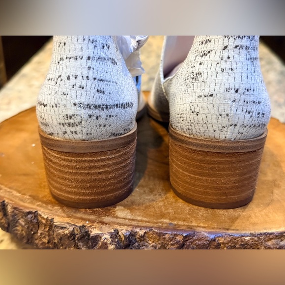 Chinese Laundry Fortune Lizard ankle boot with snake print. Size 6.5. New - Picture 5 of 12